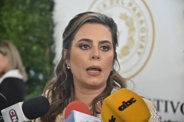 Kattya González inicia huelga de hambre por defensa constitucional