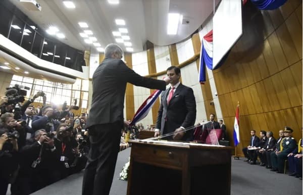 Abdo entrega atributos presidenciales a Silvio Ovelar