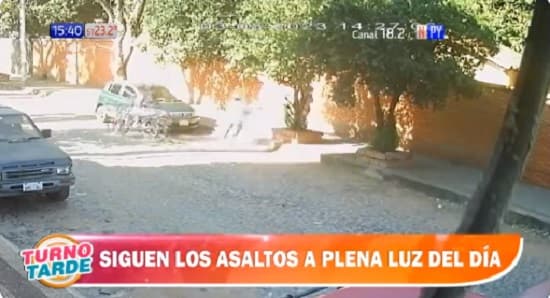 Cámaras captan asalto de motochorros a trabajadora en Asunción
