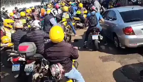 Mototaxistas paralizan el Puente de la Amistad
