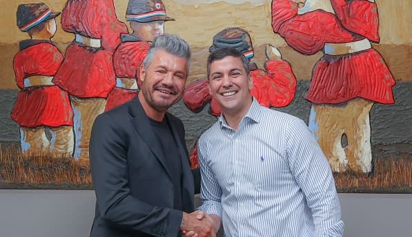 Marcelo Tinelli visita a Santiago Peña en su residencia y mantienen reunión