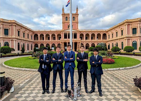 Estudiantes de secundaria en el mundial de robótica en Singapur