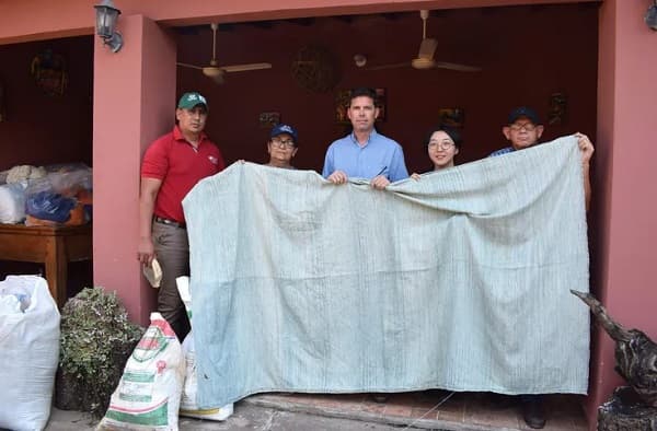 Artesanía de vanguardia: Alicia Páez de Rojas revoluciona con técnicas de teñido natural en Carapeguá