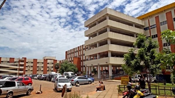 Rotura de baldosas genera alarma en Hospital de Clínicas