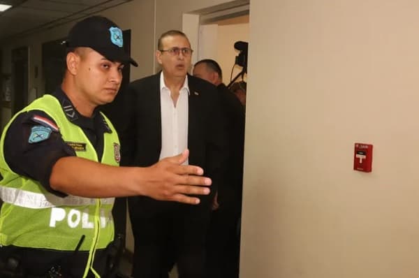Senador Erico Galeano: De la casa al senado, escoltado por un policía