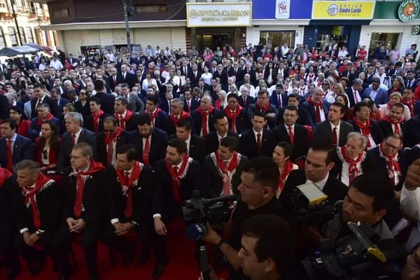 Aniversario de la ANR: Panteón de los Héroes teñido de rojo y copado de funcionarios públicos