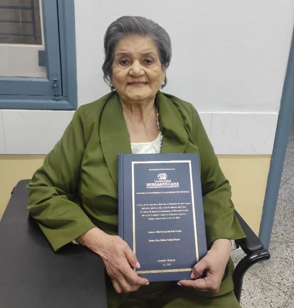 Inspiración a los 90: Docente asuncena obtiene maestría