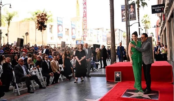 Marc Anthony descubre su estrella en Hollywood junto a Nadia Ferreira