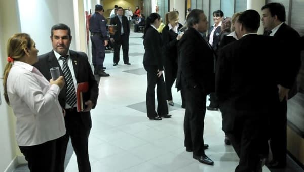 Estado planea gastar USD 9 millones diarios en salarios