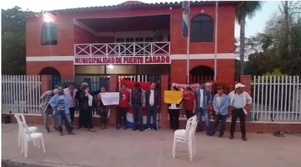 Empleados y concejales de Puerto Casado se encadenan por salarios atrasados