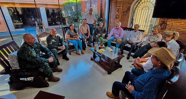 Ingreso al monte y control con dron, promete Riera a familia de secuestrados