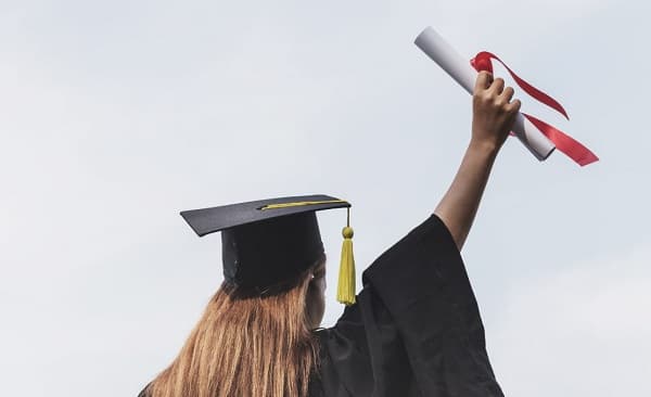 Facilitación en obtención de títulos universitarios: ¿Beneficio o riesgo?