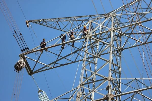 ANDE reporta inconvenientes en alimentadores y deja a ciudadanos sin energía eléctrica