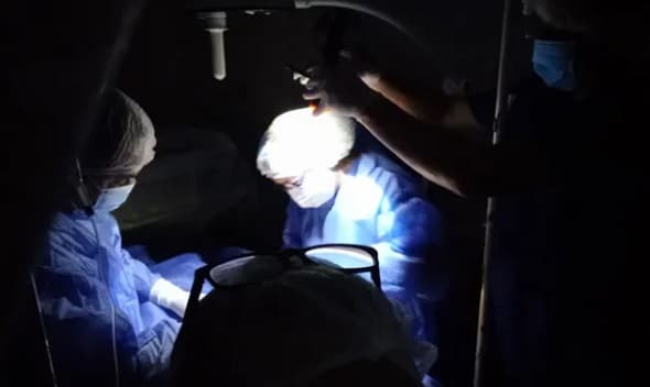 Cirugía a la luz de linterna en Fuerte Olimpo por apagón de la ANDE