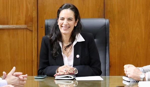 Ministra propone bonos de USD 600 millones para saldar deuda con contratistas