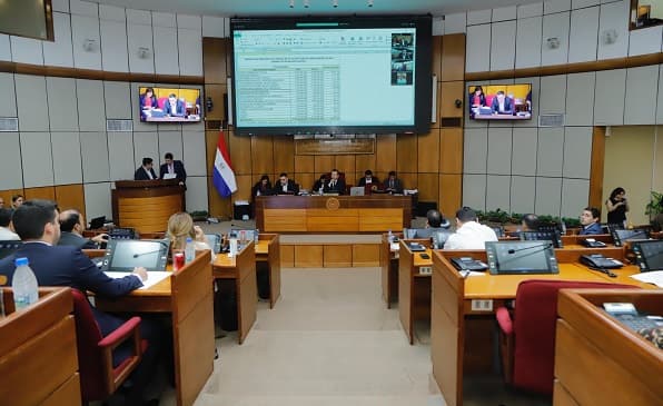 Bicameral rechaza aumento salarial propuesto por Peña