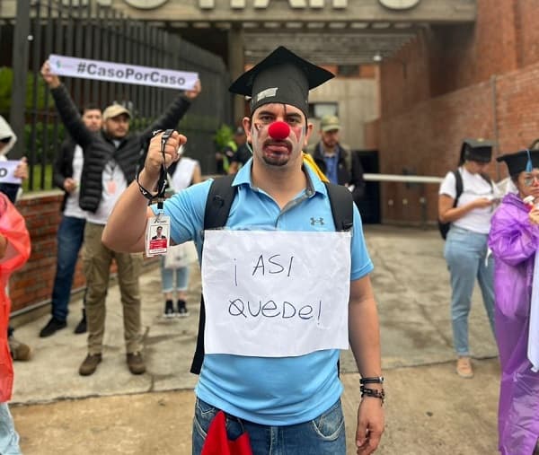 Exempleados de Itaipú protestan en Asunción vestidos de payasos