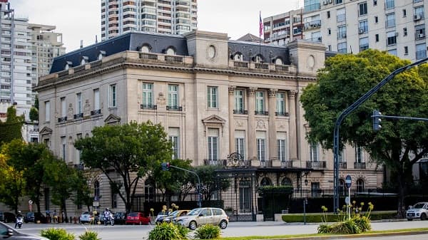 Amenaza de bomba provoca desalojo de embajadas de EE.UU. e Israel en Argentina