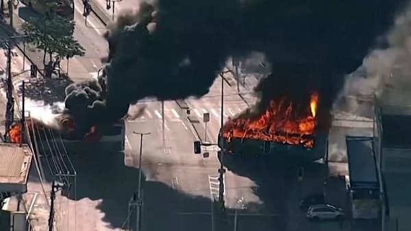 35 autobuses incendiados en represalia por la muerte de un líder parapolicial en Río de Janeiro