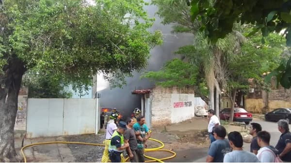 Incendio arrasa taller en barrio Obrero: Siete vehículos perdidos