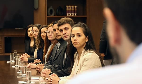 Santiago Peña convoca a funcionarios descontratados de Itaipú para abrir diálogo