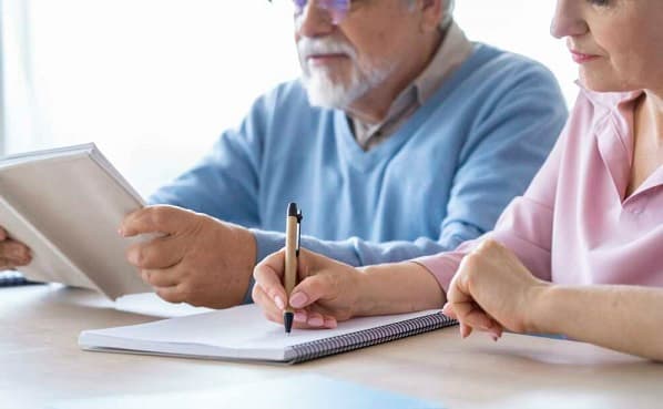 Proponen jubilación a los 75 años para funcionarios públicos