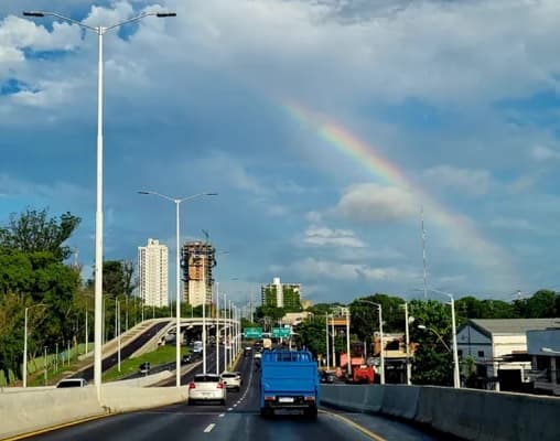 Anuncian un jueves cálido con vientos variables y lluvias al norte del país