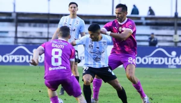 Libertad desata tormenta de goles en Villarrica y se acerca al título