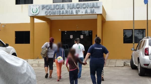 Madre imputada por violación del deber de cuidado tras denuncia de influencer
