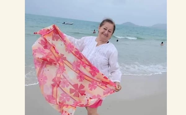 Madre de senadora goza de beneficios para pobres y viaja al extranjero