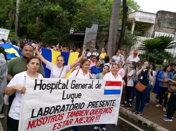 Personal de salud protesta por mínimos aumentos mientras legisladores piden aumentazos