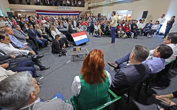 Santiago Peña: “En cinco años ya no hablaremos de los mismos problemas”