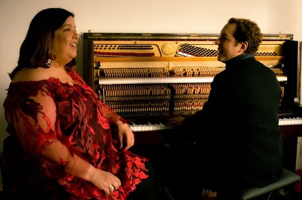 'Delta Nuestro': Yenia y Rodrigo Quintás estremecen la escena musical paraguaya