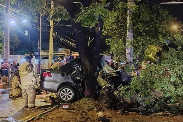 Dos fallecidos en violento choque en Asunción: Alta velocidad y giro indebido causan tragedia