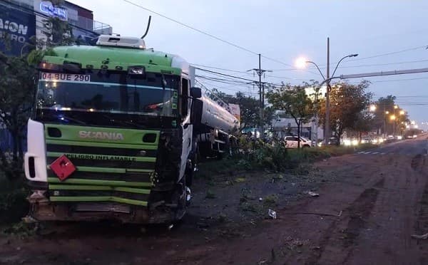 Camión cisterna impacta contra columna de ANDE en avenida Madame Lynch