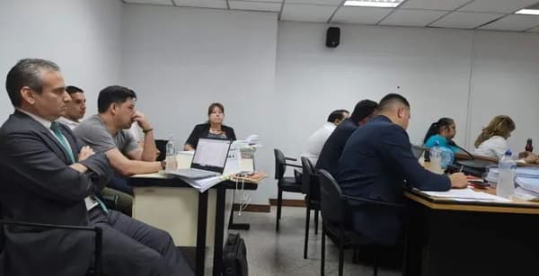 Caso Ronaldinho: Fiscalía pide 2 a 5 años de cárcel para los acusados