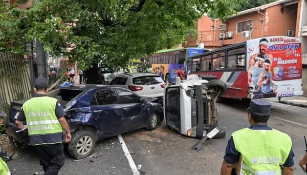 Bus chatarra causa choque múltiple y heridos en Asunción