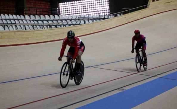 Ciclista Alex Domínguez rompe récord y gana oro nacional
