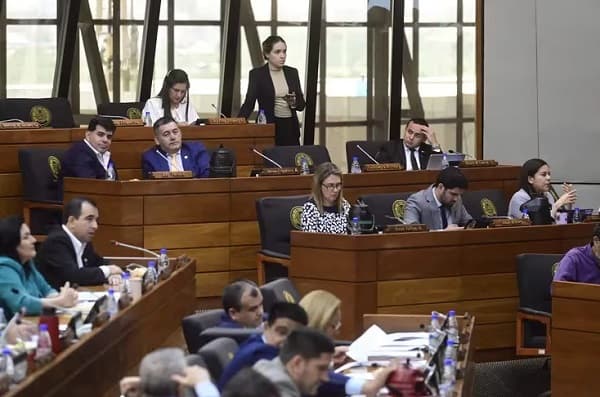 Escándalo de títulos universitarios: Legisladores exigen investigaciones y disculpas