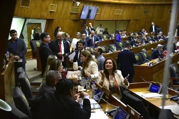 Diputados opositores denuncian censura tras reiteradas 'raboneadas' en la Cámara