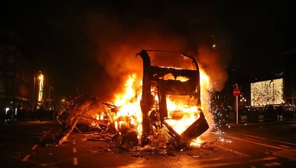 Noche de terror en Dublín: Disturbios de extrema derecha tras ataque a menores