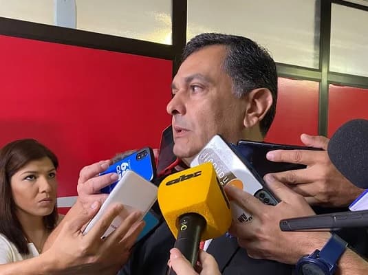 Édgar Olmedo asume liderazgo de Fuerza Republicana tras éxodo masivo