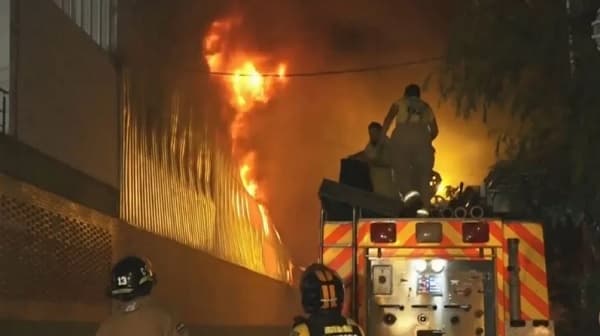 Bomberos controlan incendio en depósitos de Fernando de la Mora