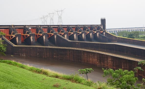Itaipú cierra compuertas tras 11 días de vertimiento