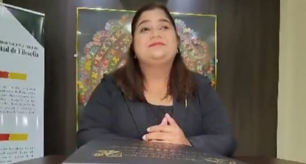 Universitaria rompe barreras y presenta su trabajo final de grado en braille