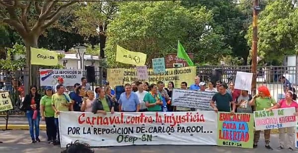 Docentes exigen la reposición de Carlos Parodi, destituido en la era Lafuente