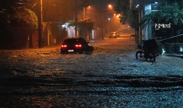 Servicio gratuito de grúa en Asunción ante alerta por lluvias: Números de contacto según zonas