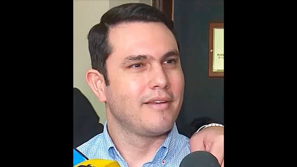 Certificados contradictorios complican a Hernán Rivas