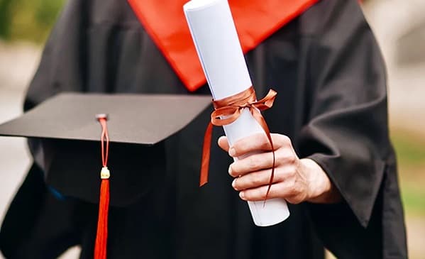 Investigan a un brasileño y cuatro paraguayas por presentar títulos falsos al MEC