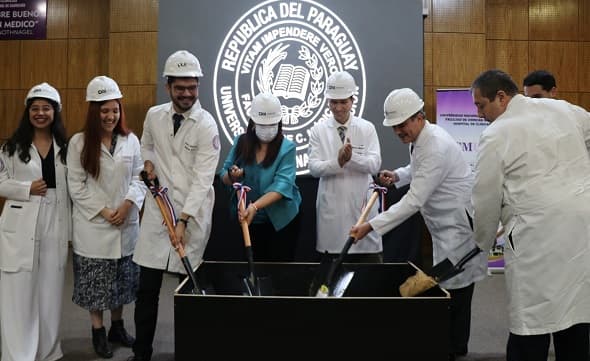 Dan palada inicial para Centro de Simulación de Facultad de Medicina de la UNA